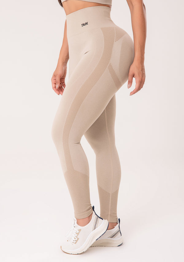 Legging Fitness Feminina Areia Com Detalhe Texturizado E Modela Bumbum Seamless+ Dlk