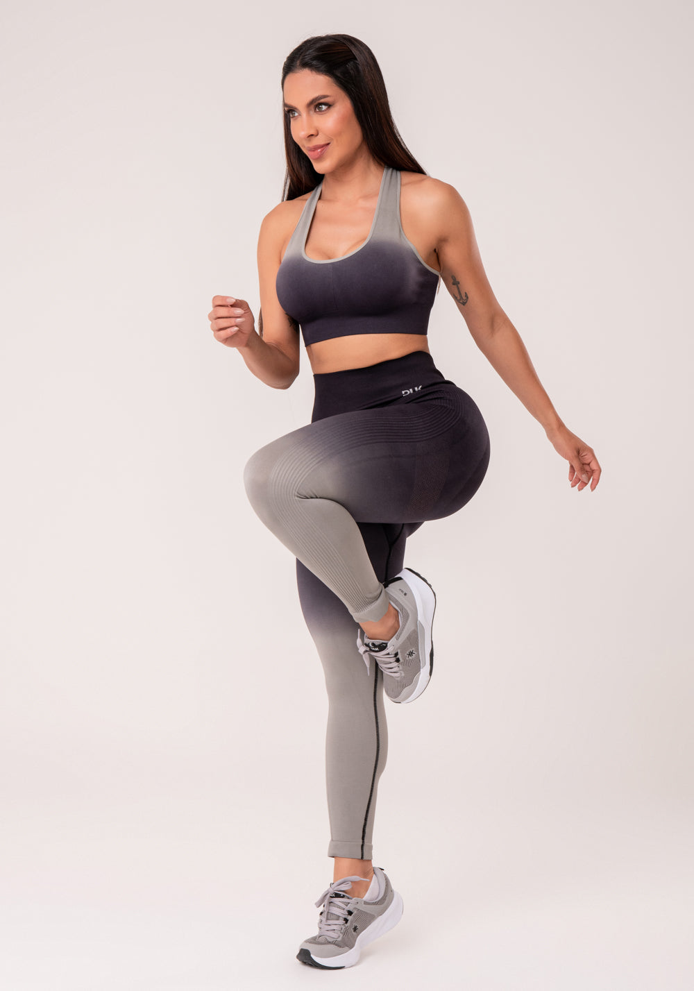 Legging Fitness Feminina Preto Degradê Modela Bumbum Seamless+ Dlk