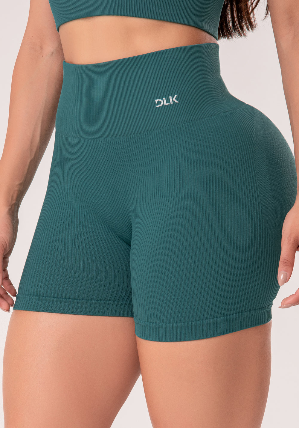 Short Fitness Feminino Verde Escuro Canelado Modela Bumbum Seamless+ Dlk