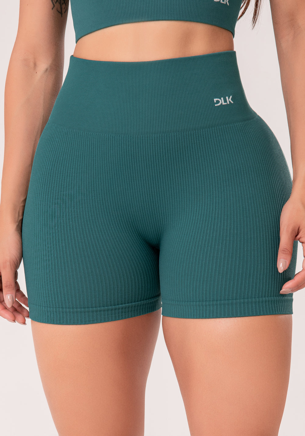 Short Fitness Feminino Verde Escuro Canelado Modela Bumbum Seamless+ Dlk