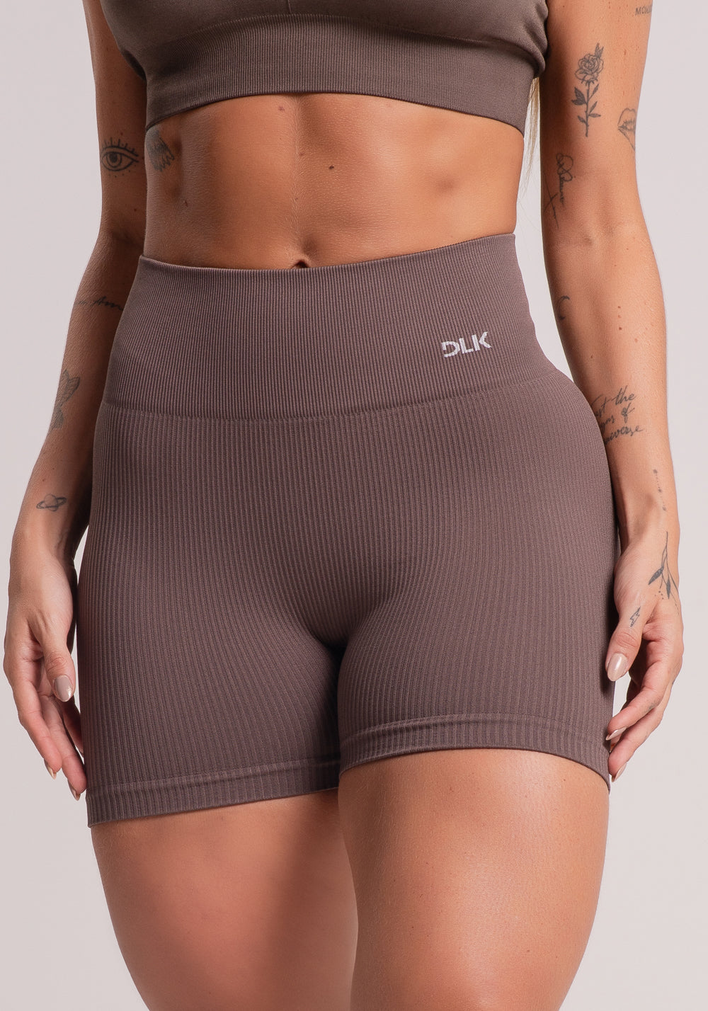 Short Fitness Feminino Marrom Canelado Modela Bumbum Seamless+ Dlk