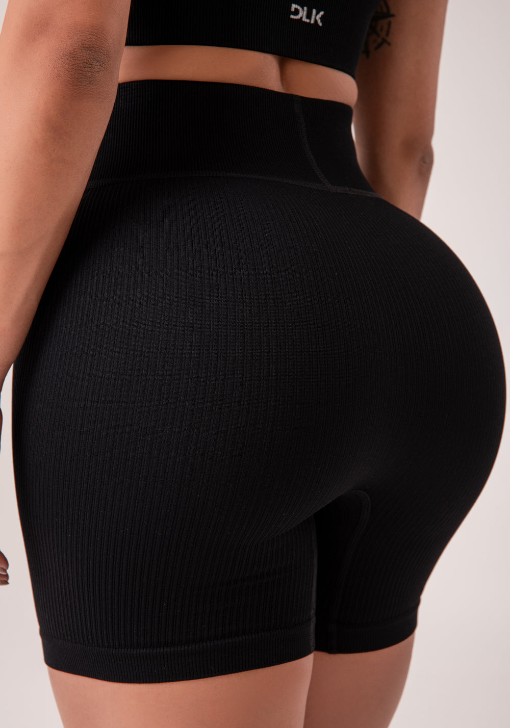Bermuda Fitness Feminina Preto Canelada Com Cós Alto Seamless+ Dlk
