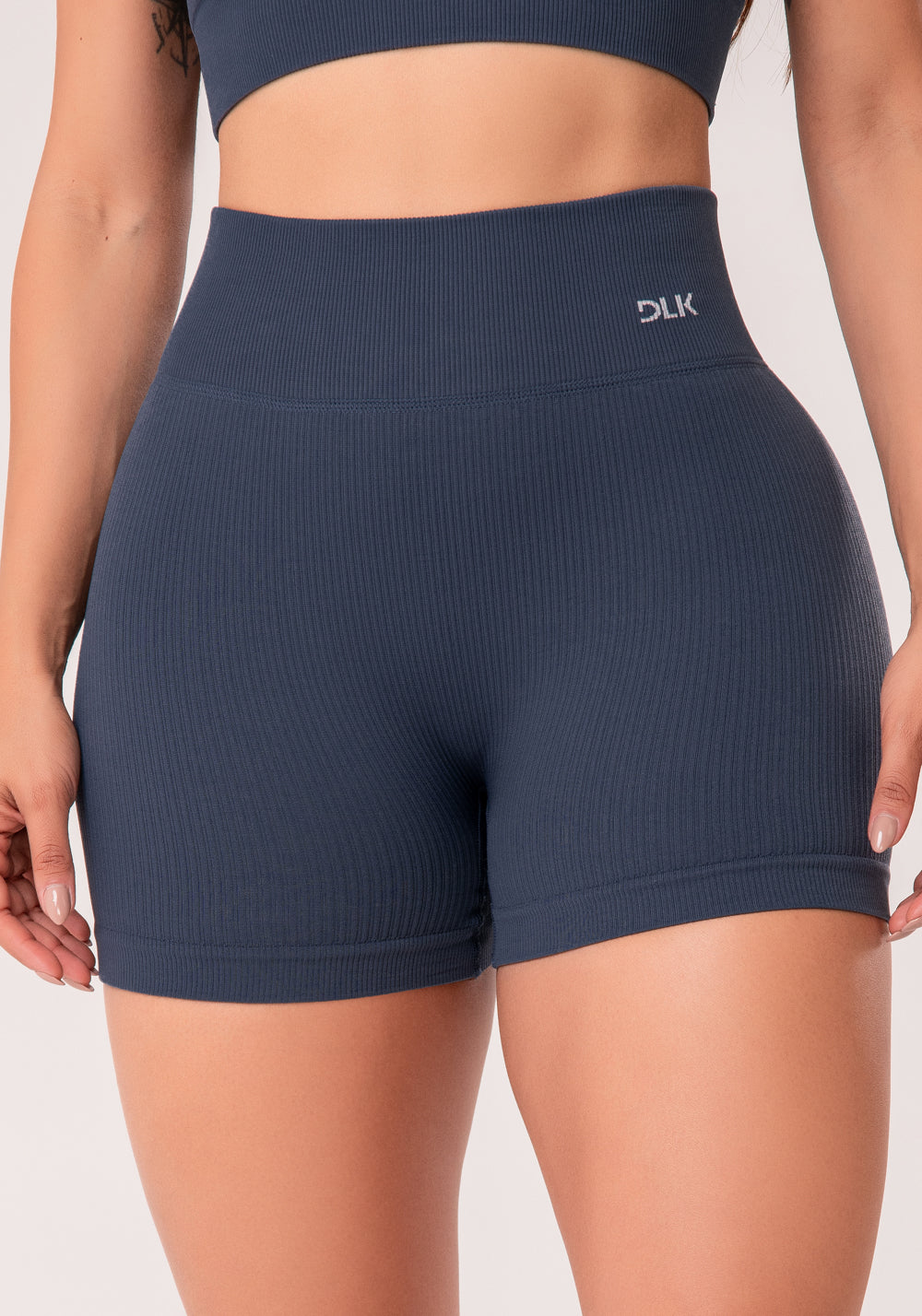 Short Fitness Feminino Cinza Chumbo Canelado Com Cós Alto Seamless+ Dlk