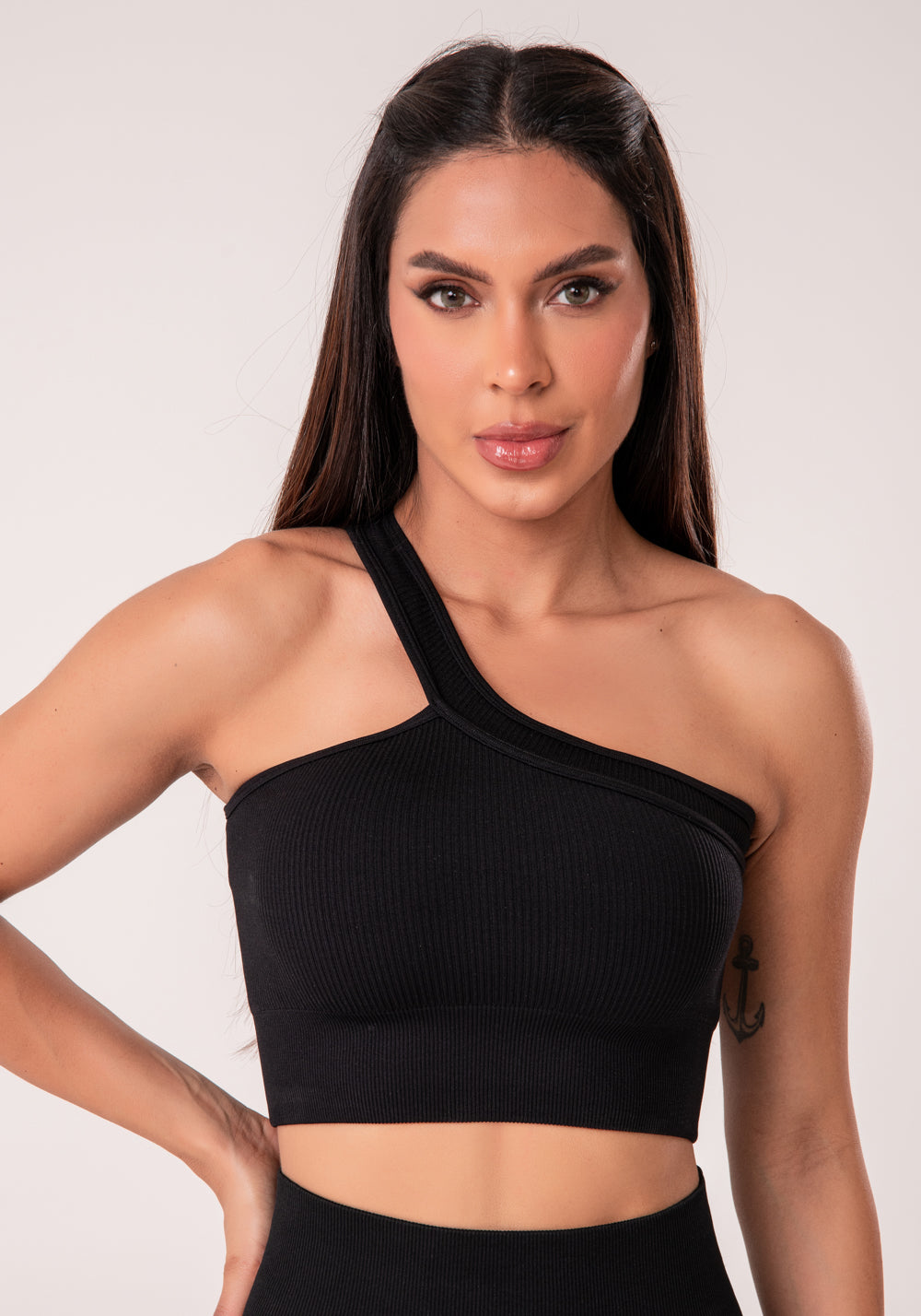 Top Fitness Feminino Um Ombro Só Preto Canelado Com Bojo Seamless+ Dlk