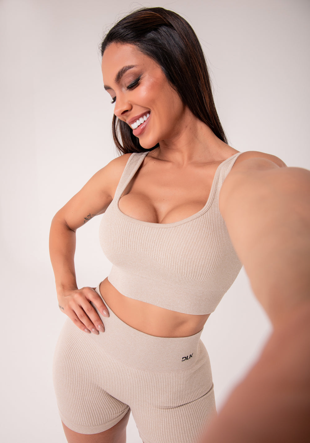 Top Fitness Feminino Areia Canelado com Bojo Seamless+ Dlk