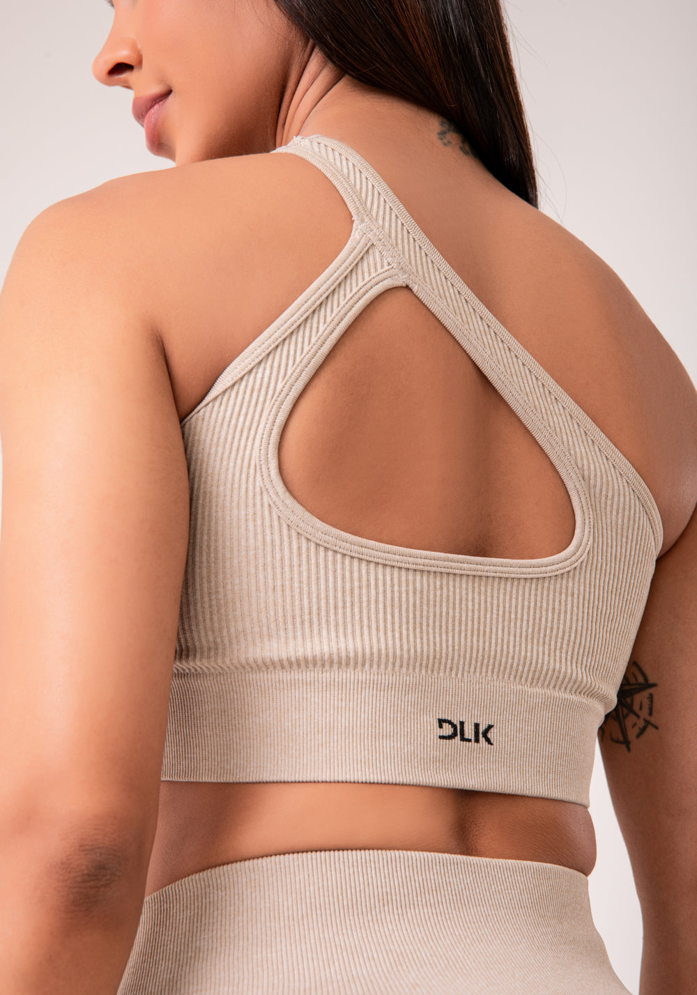 Top Fitness Feminino Areia Canelado Com Bojo E Detalhe Vazado Seamless+ Dlk