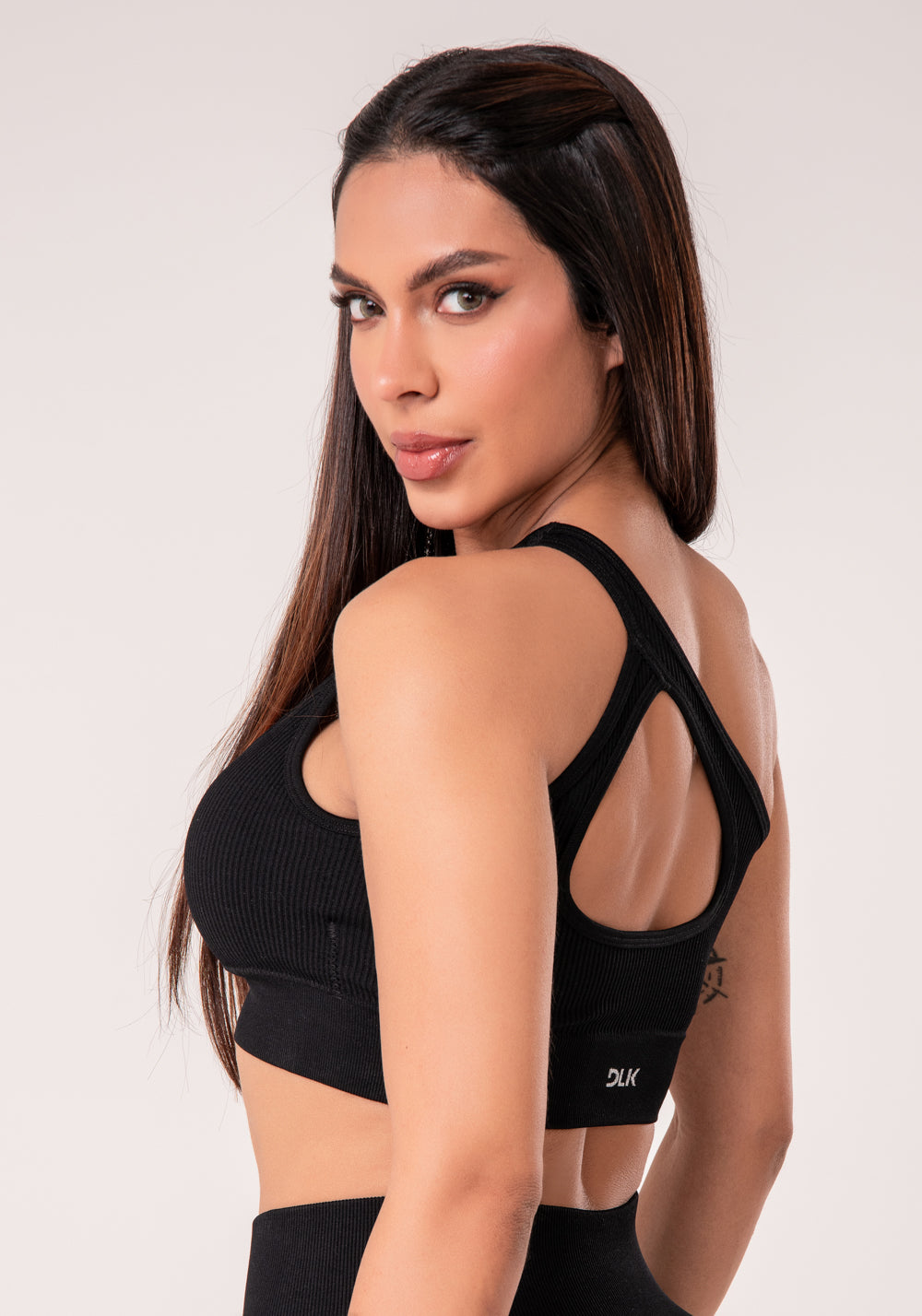 Top Fitness Feminino Preto Canelado Com Bojo E Detalhe Vazado Seamless+ Dlk