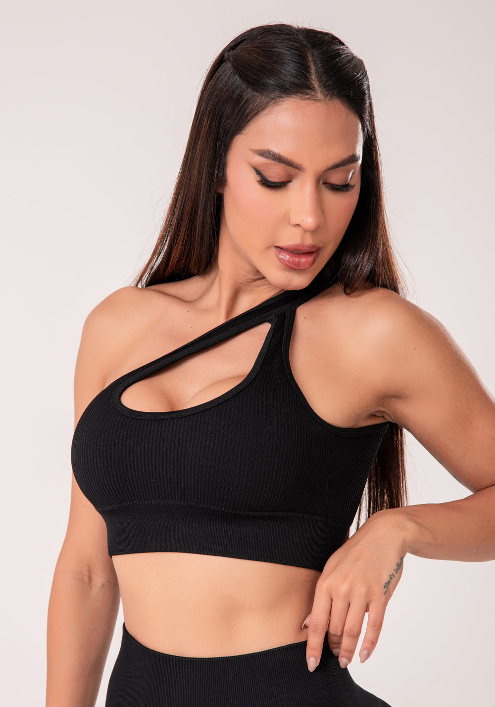 Top Fitness Feminino Preto Canelado Com Bojo E Detalhe Vazado Seamless+ Dlk