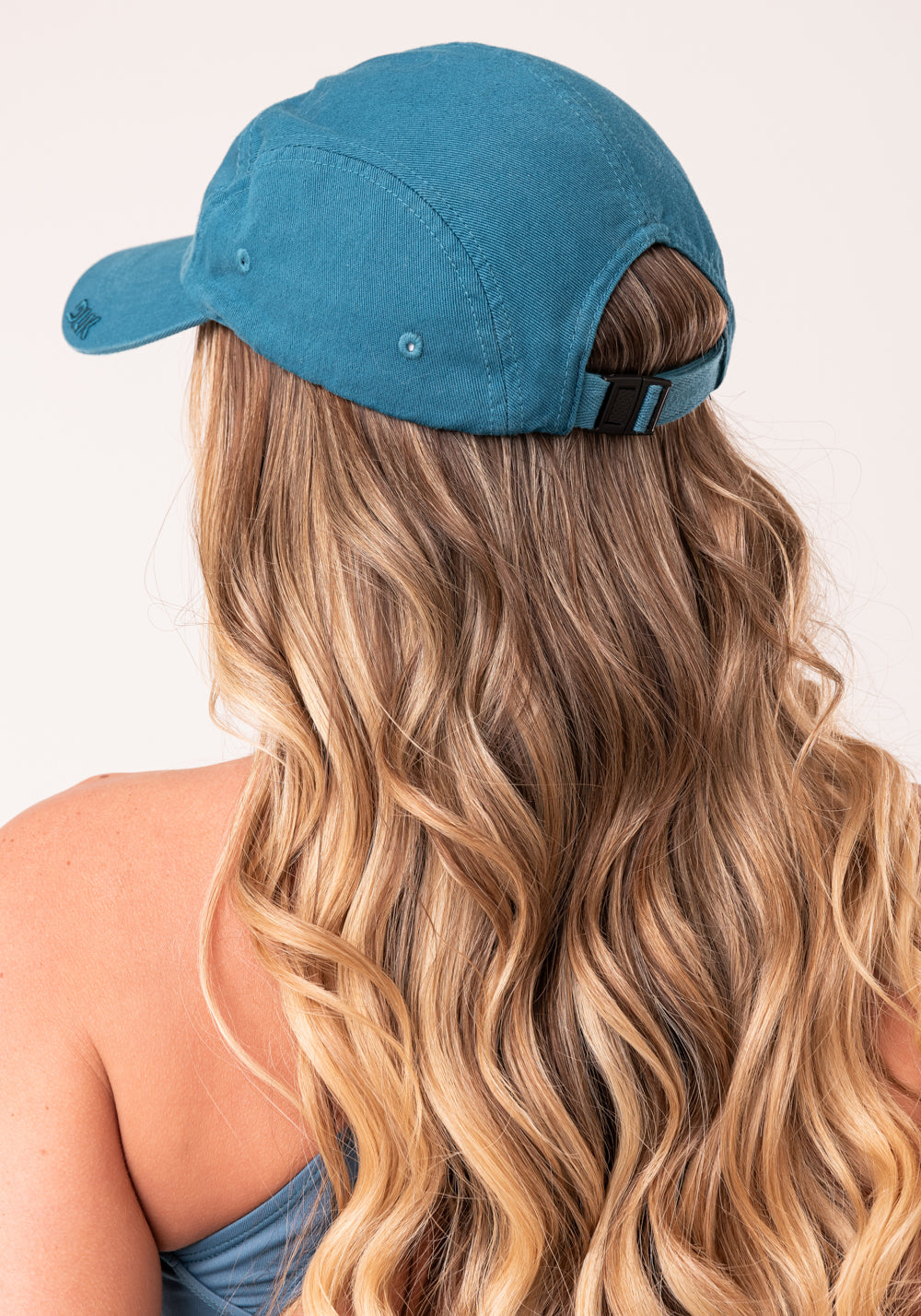 Boné Bordado Azul Dlk
