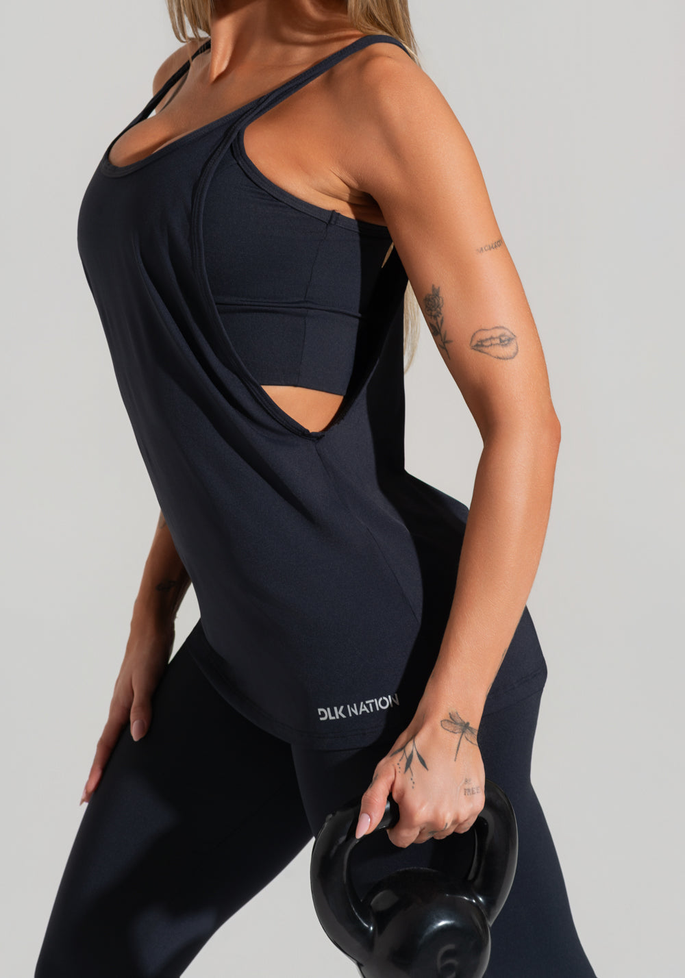 Camiseta Fitness Feminina Com Maxi Cava Dlk Nation Preto