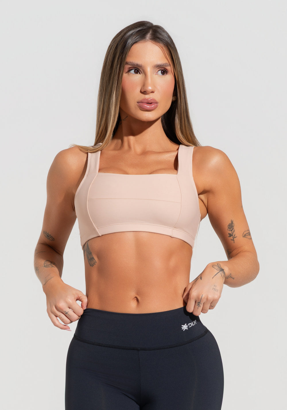 Top Fitness Feminino Nude Com Decote Reto Com Recortes Dlk
