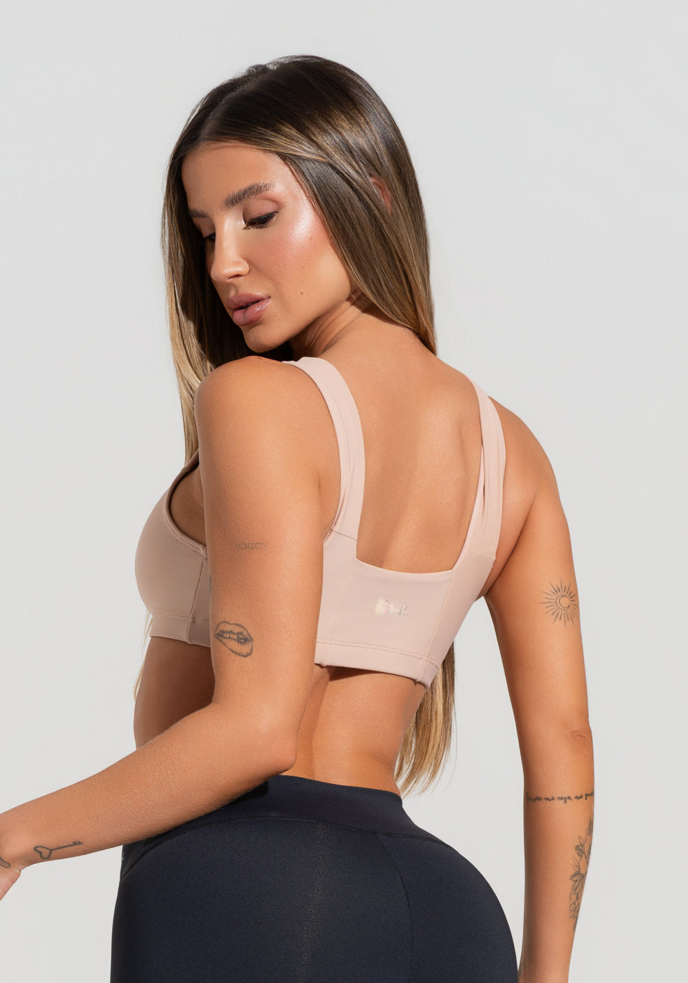 Top Fitness Feminino Nude Com Decote Reto Com Recortes Dlk