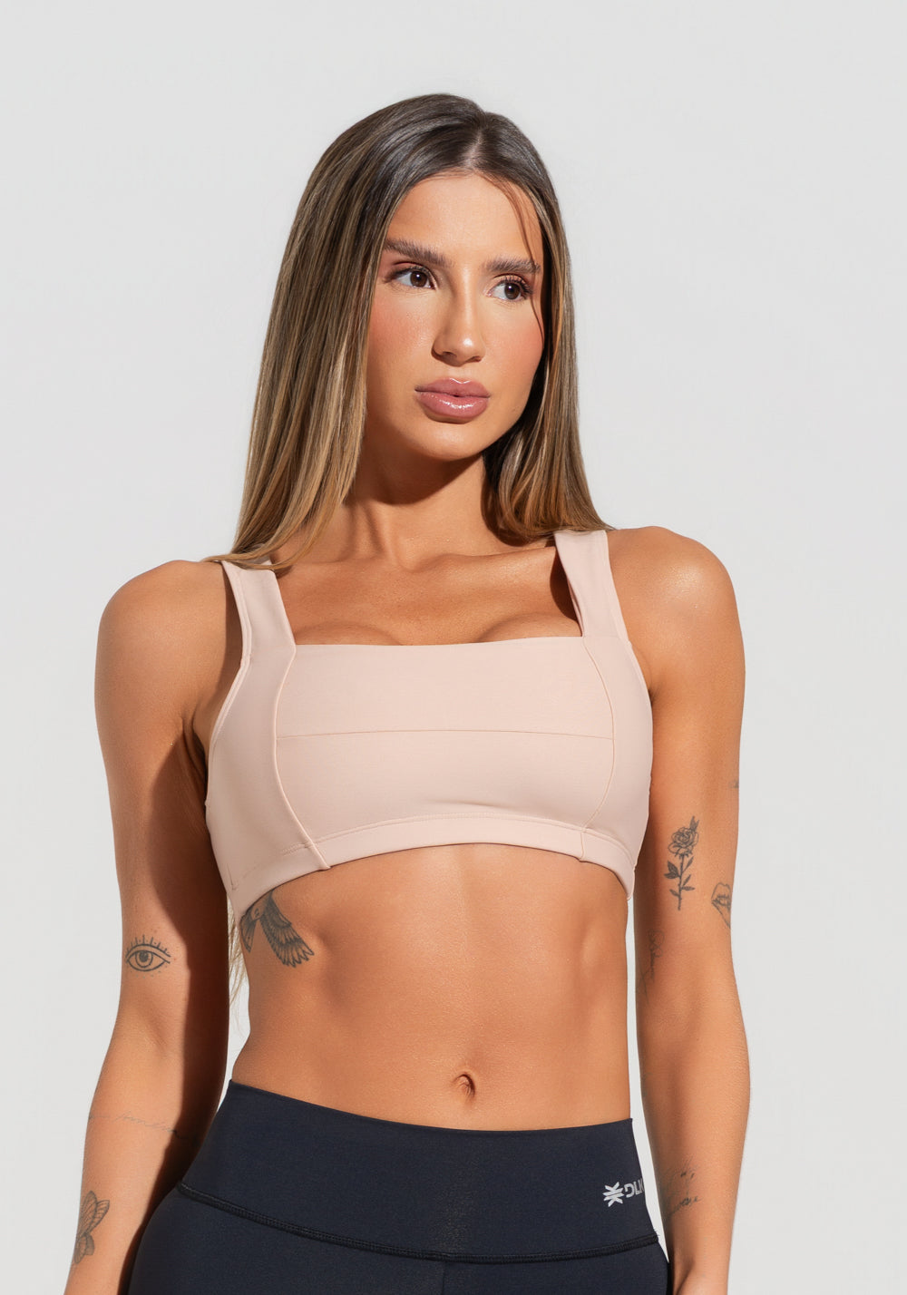 Top Fitness Feminino Nude Com Decote Reto Com Recortes Dlk