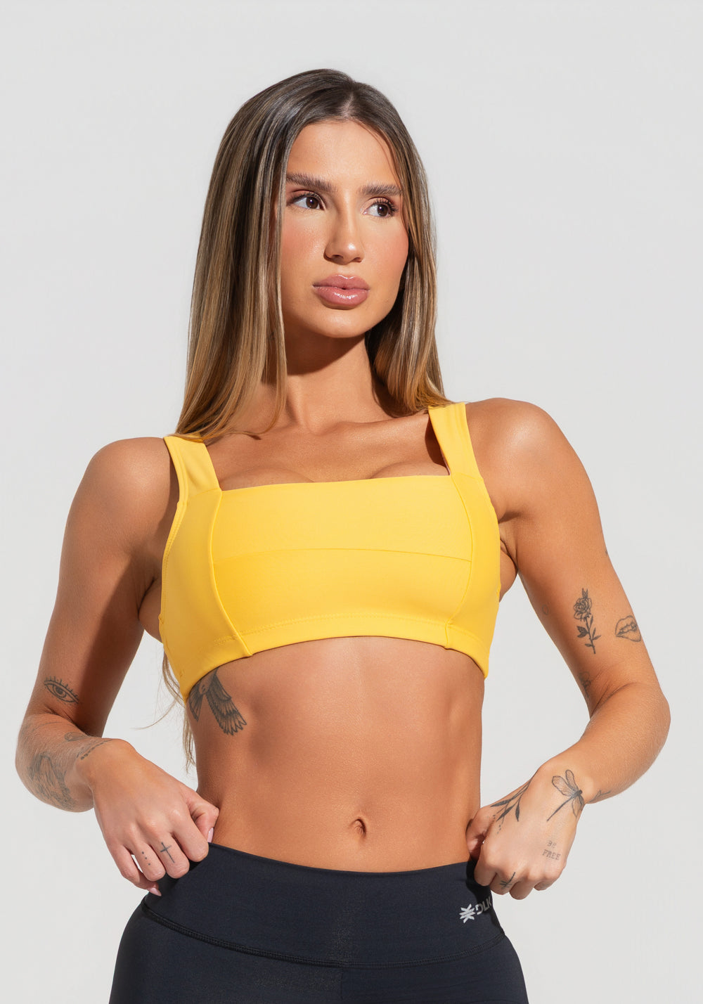 Top Fitness Feminino Amarelo Com Decote Reto Com Recortes Dlk