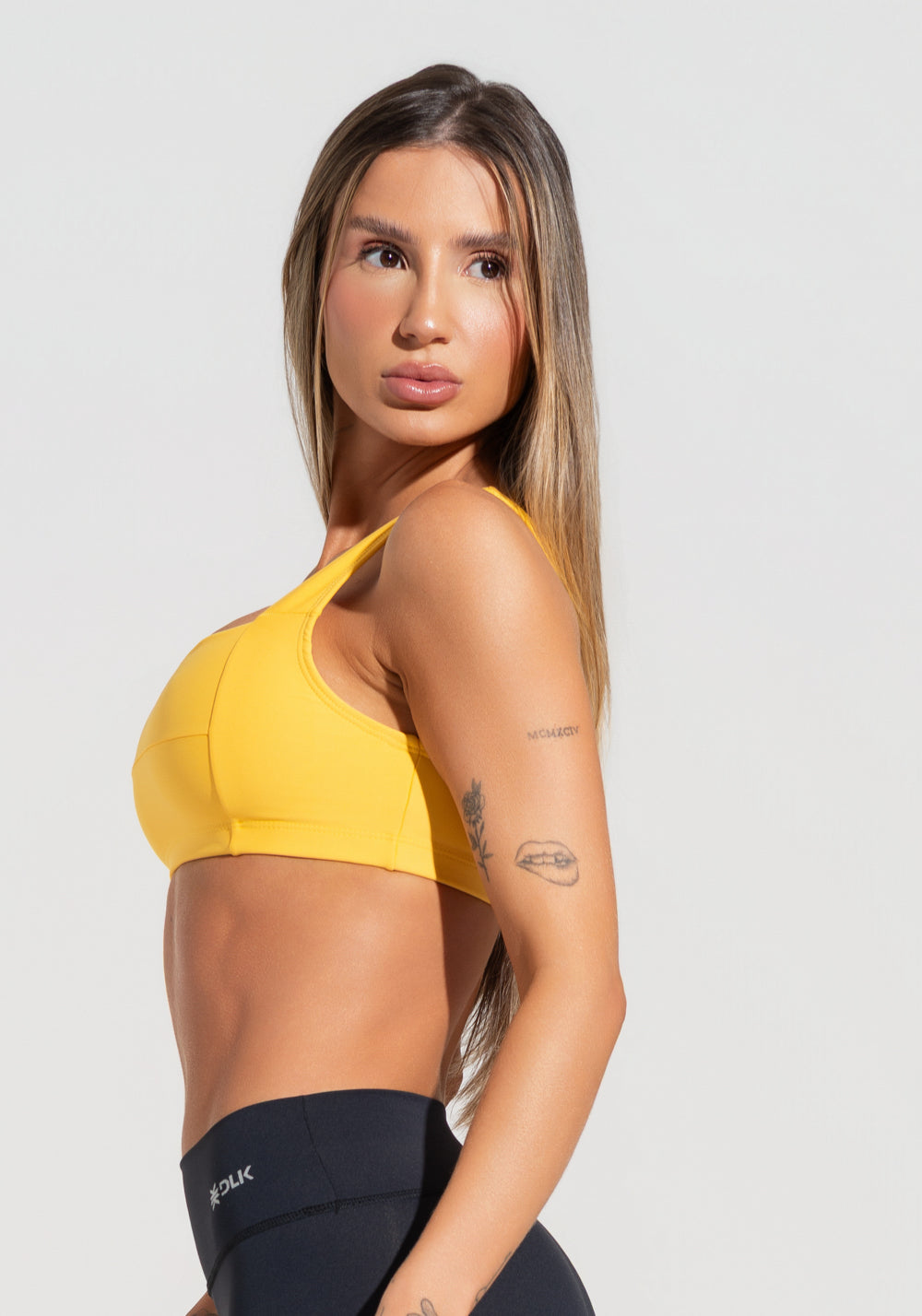 Top Fitness Feminino Amarelo Com Decote Reto Com Recortes Dlk