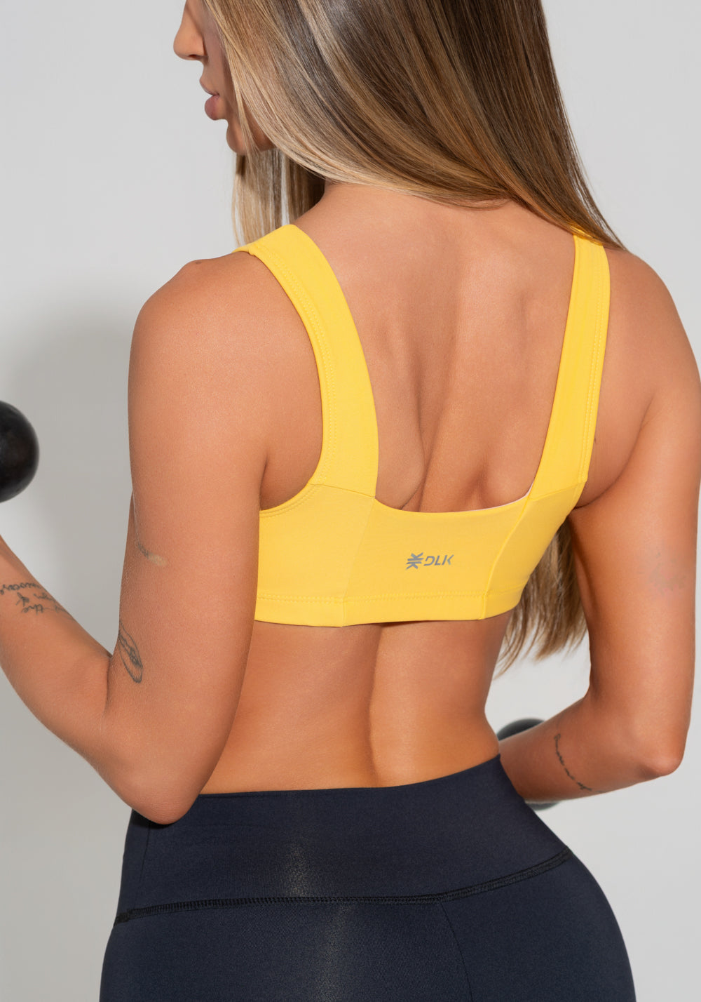 Top Fitness Feminino Amarelo Com Decote Reto Com Recortes Dlk