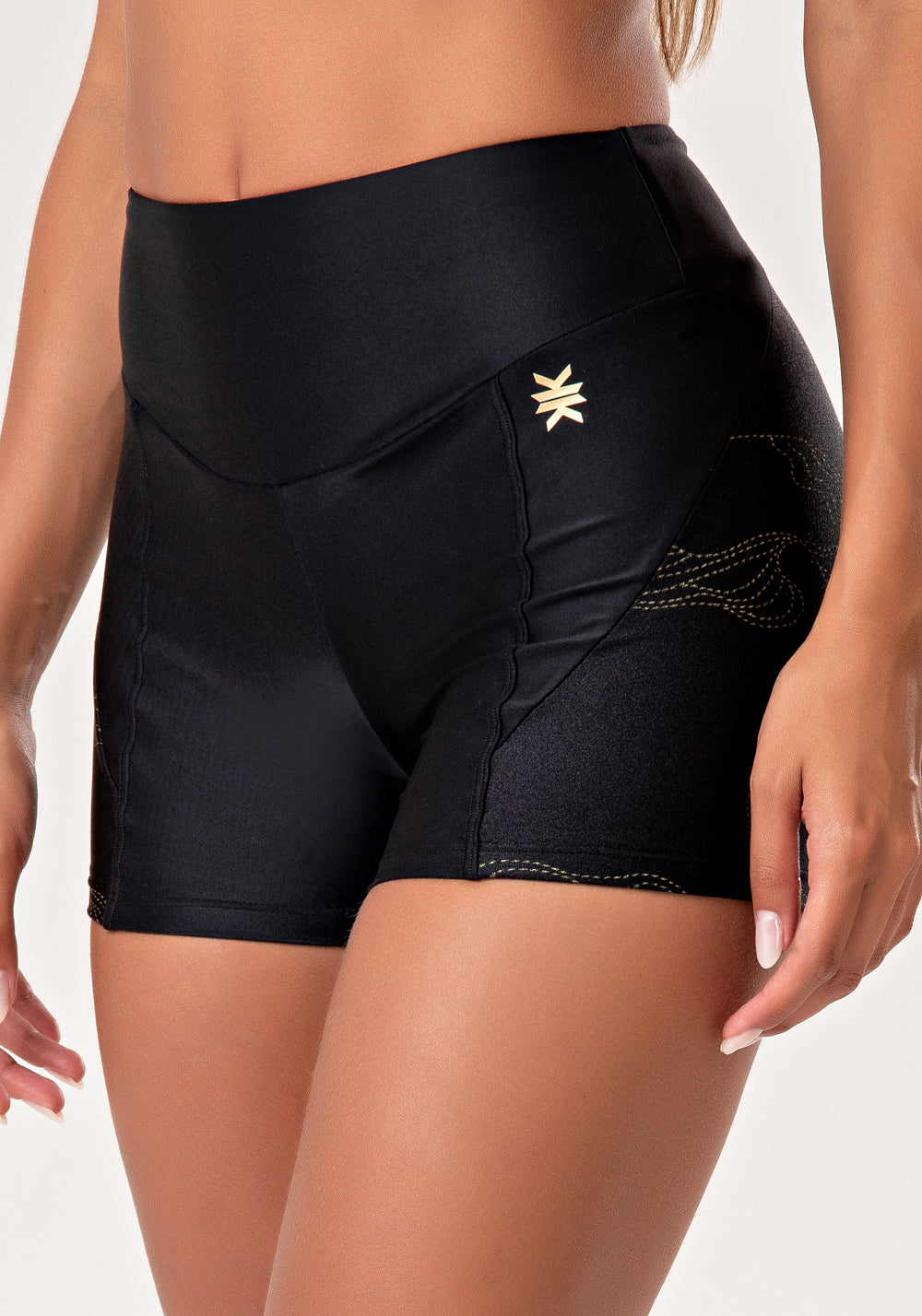 Short Fitness Feminino Preto Com Recortes E Fios Dourados Lush Dlk