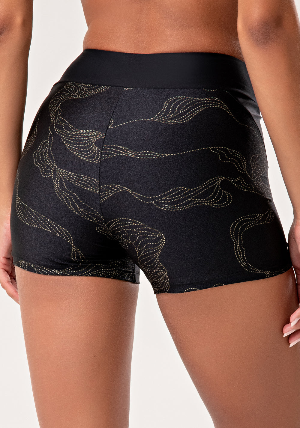Short Fitness Feminino Preto Com Recortes E Fios Dourados Lush Dlk