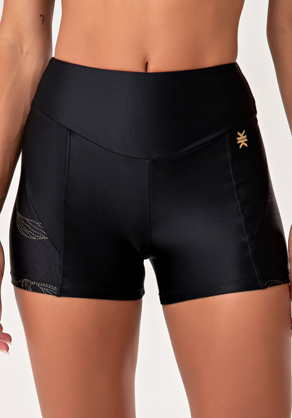 Short Fitness Feminino Preto Com Recortes E Fios Dourados Lush Dlk