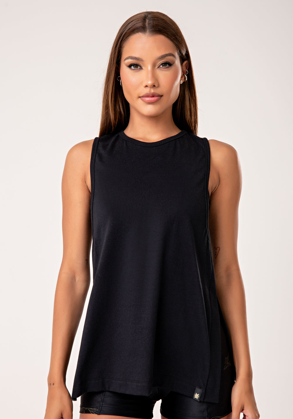 Camiseta Fitness Feminina de Algodão Preto com Fenda Lateral Lush Dlk