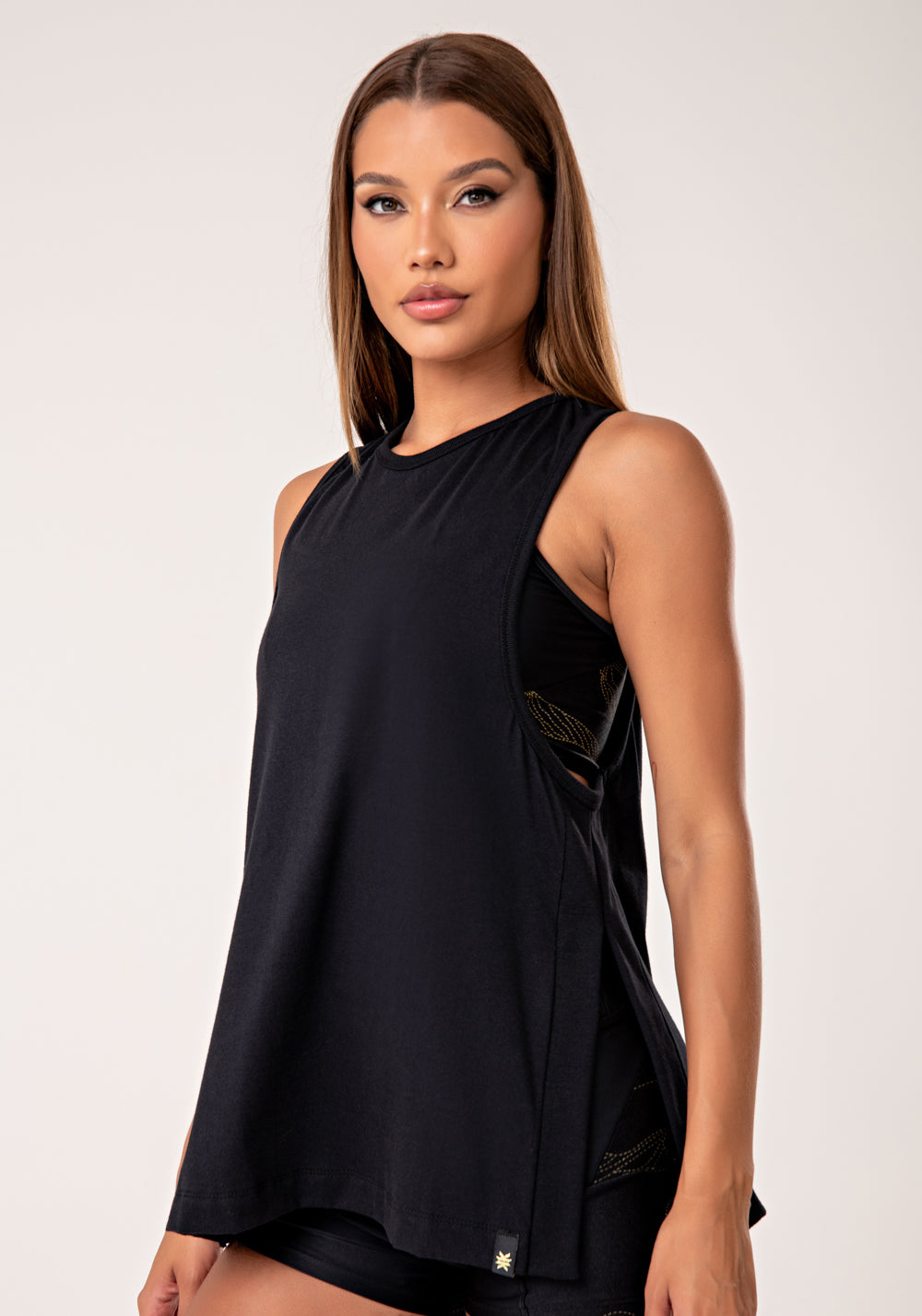 Camiseta Fitness Feminina de Algodão Preto com Fenda Lateral Lush Dlk