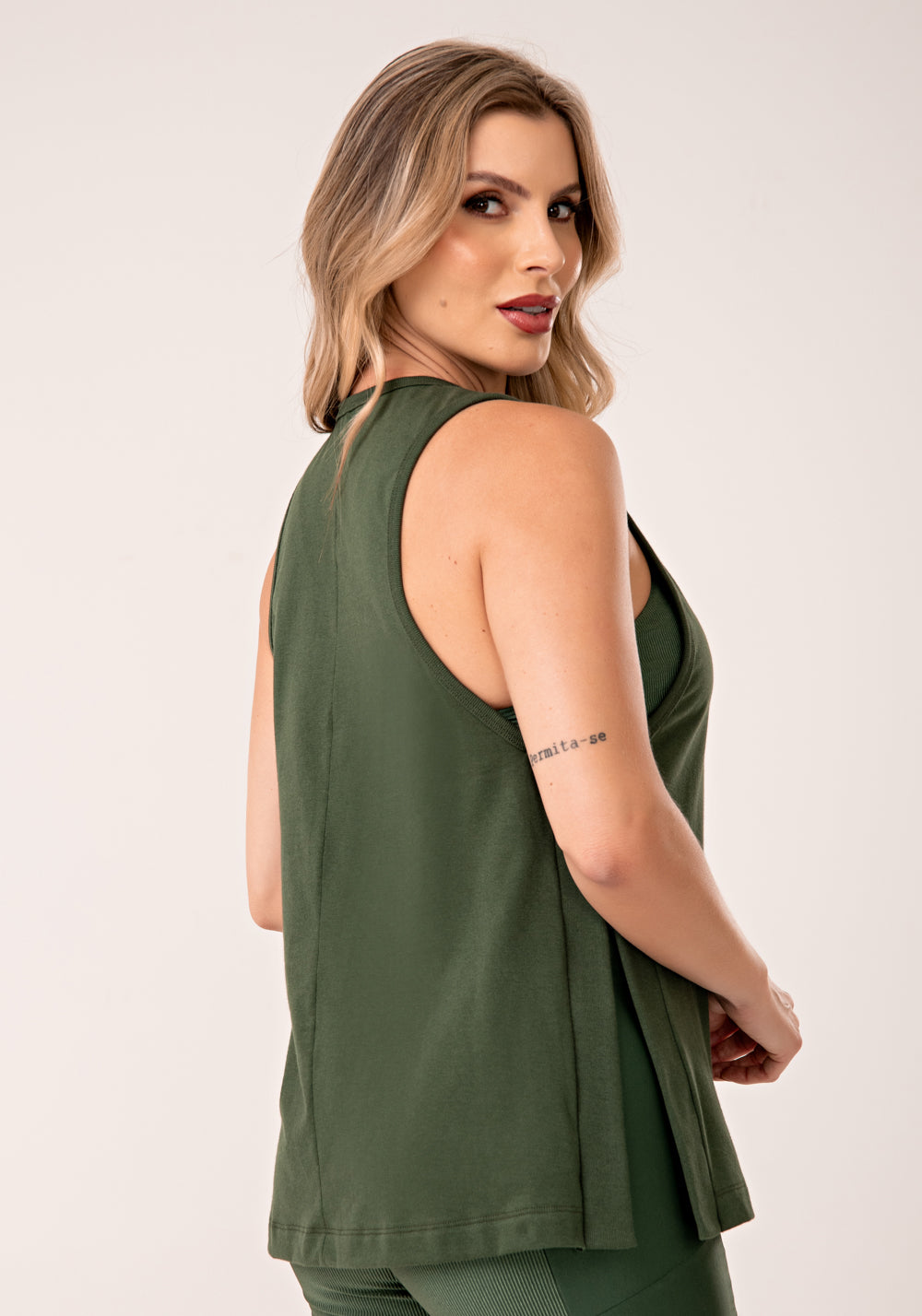Camiseta Fitness Feminina de Algodão Verde com Fenda Lateral Lush Dlk