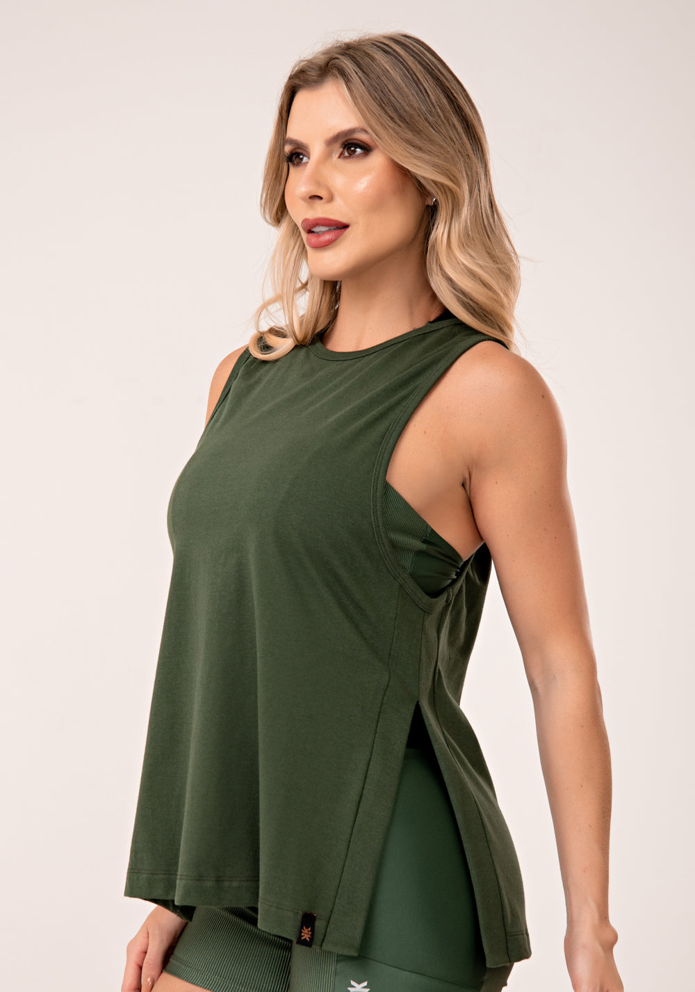 Camiseta Fitness Feminina de Algodão Verde com Fenda Lateral Lush Dlk