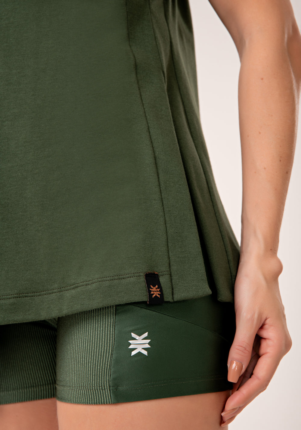 Camiseta Fitness Feminina de Algodão Verde com Fenda Lateral Lush Dlk