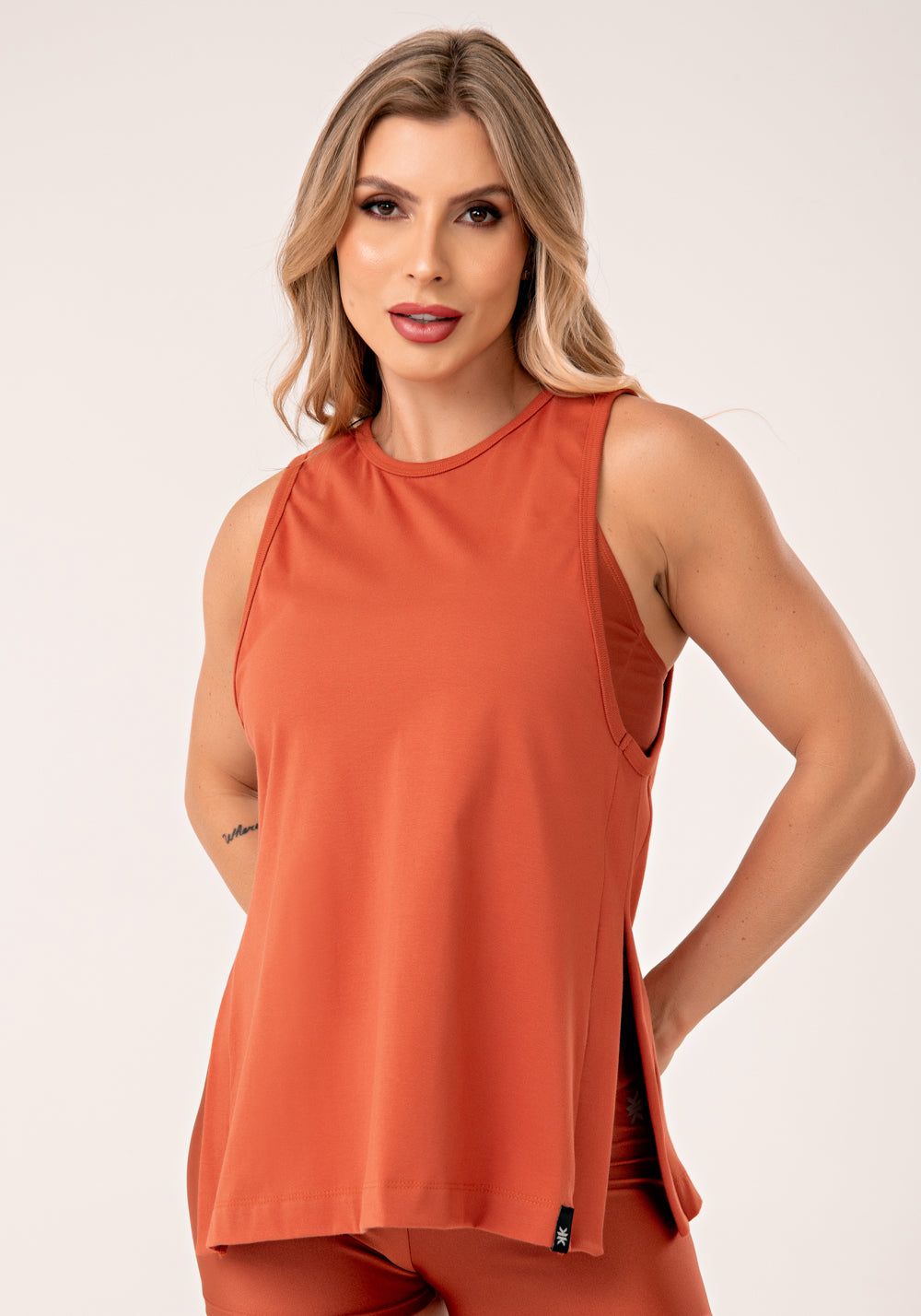 Camiseta Fitness Feminina De Algodão Terracota Com Fenda Lateral Lush Dlk