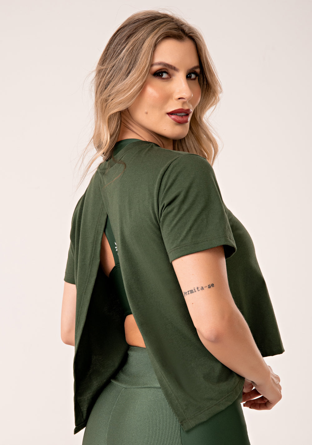 Blusa Feminina De Algodão Verde Com Abertura Nas Costas Lush Dlk