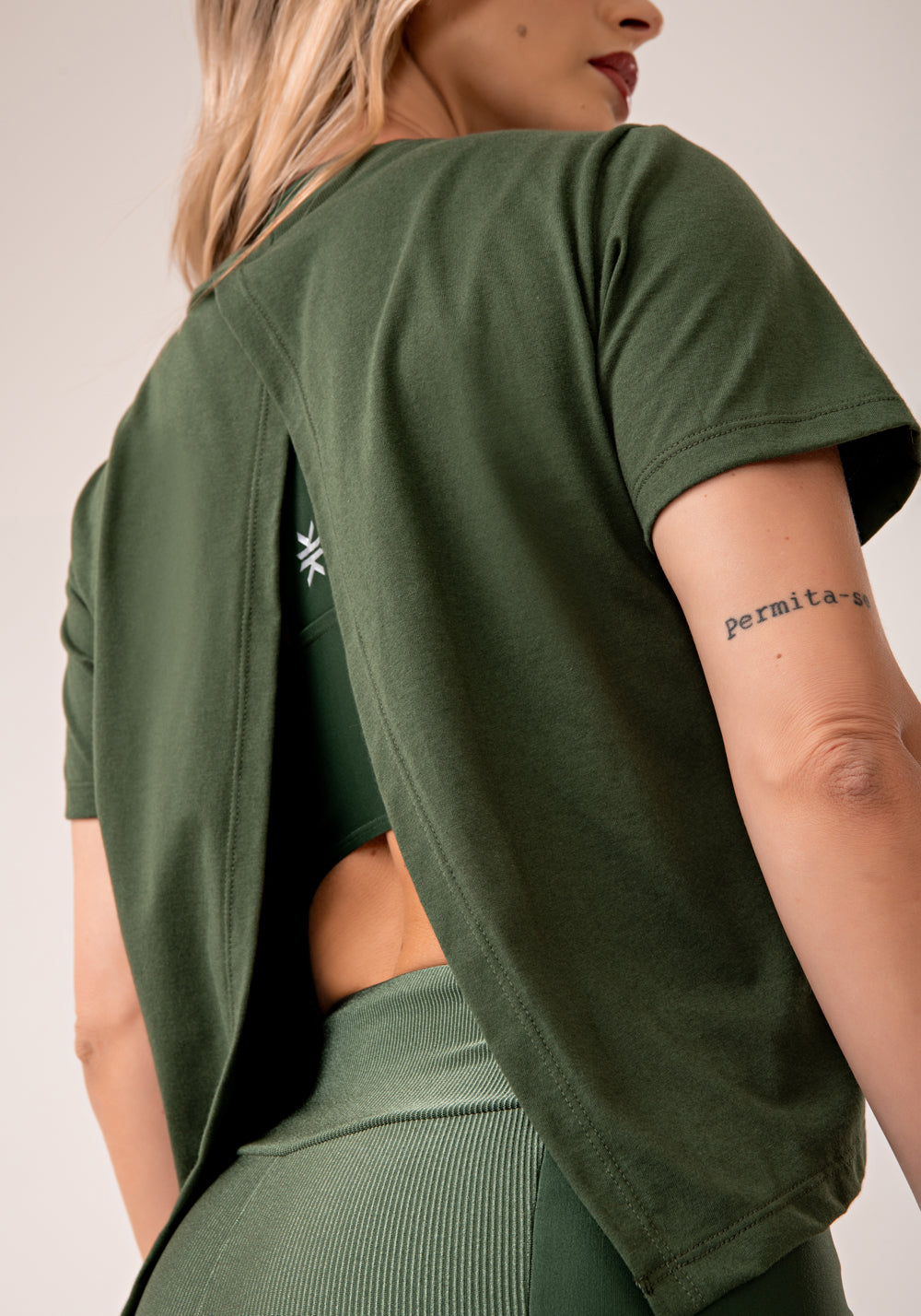 Blusa Feminina De Algodão Verde Com Abertura Nas Costas Lush Dlk
