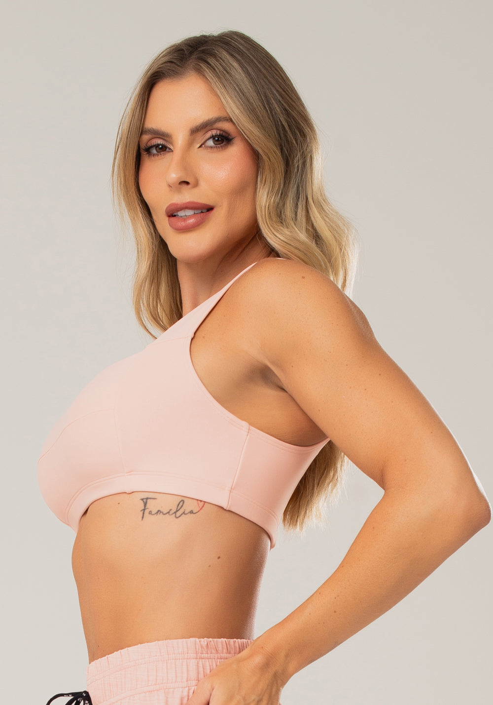 Top Fitness Feminino Rosê Com Decote Reto E Recortes Dlk