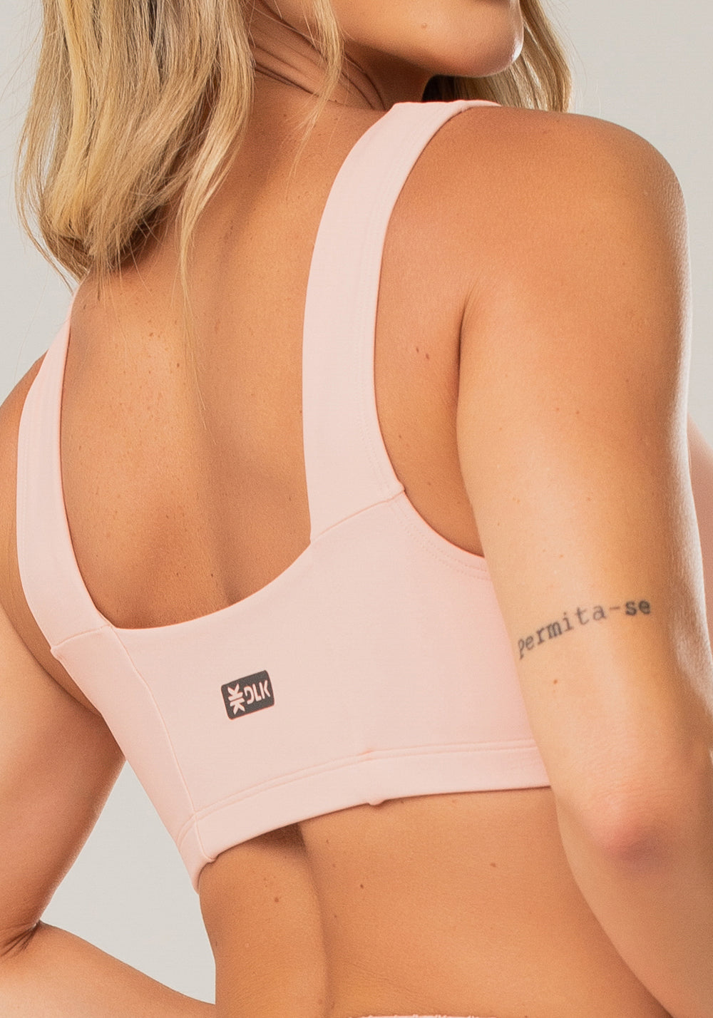 Top Fitness Feminino Rosê Com Decote Reto E Recortes Dlk