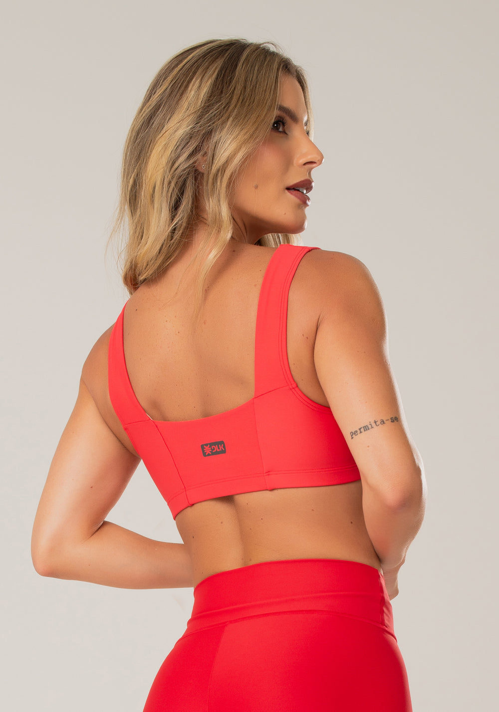 Top Fitness Feminino Rosa Com Decote Reto E Recortes Dlk