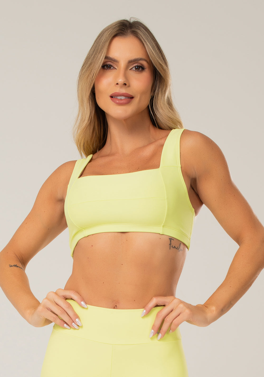 Top Fitness Feminino Amarelo Claro Com Decote Reto E Recortes Dlk