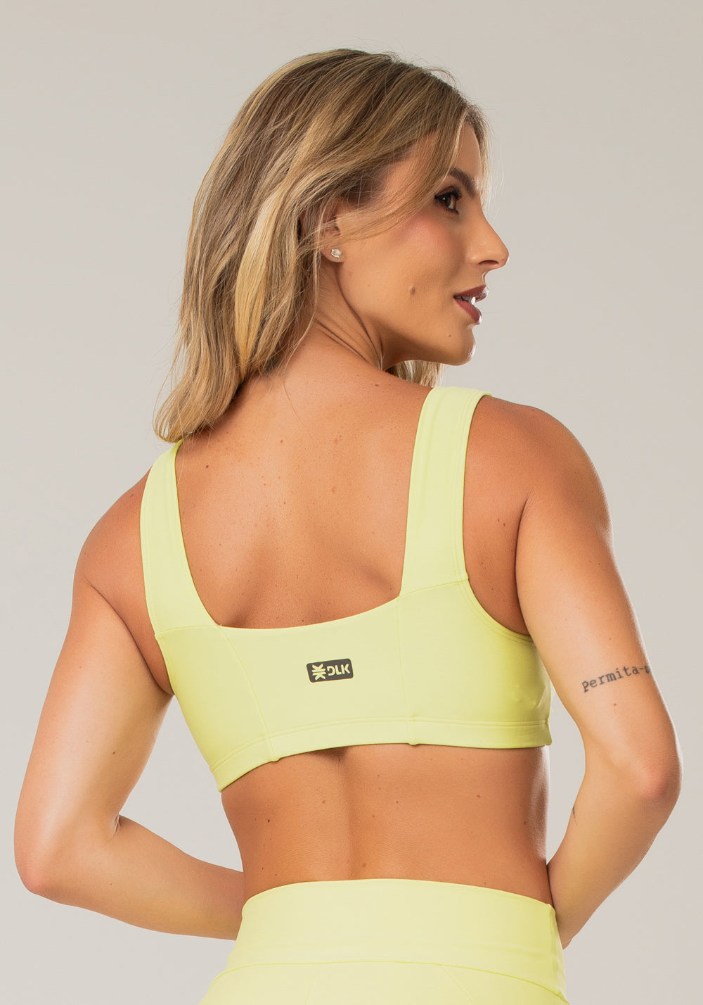 Top Fitness Feminino Amarelo Claro Com Decote Reto E Recortes Dlk