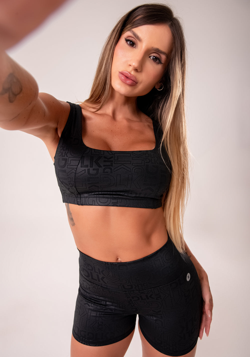 Top Fitness Feminino Preto Com Decote Quadrado Logomania Reflections Dlk