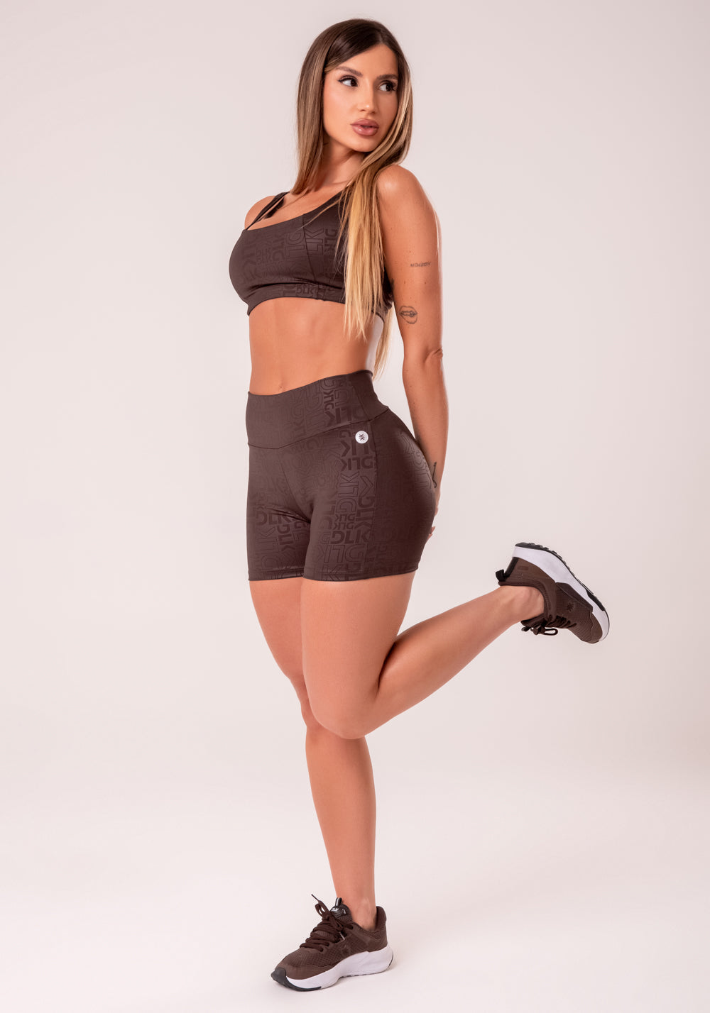 Top Fitness Feminino Marrom Com Decote Quadrado Logomania Reflections Dlk