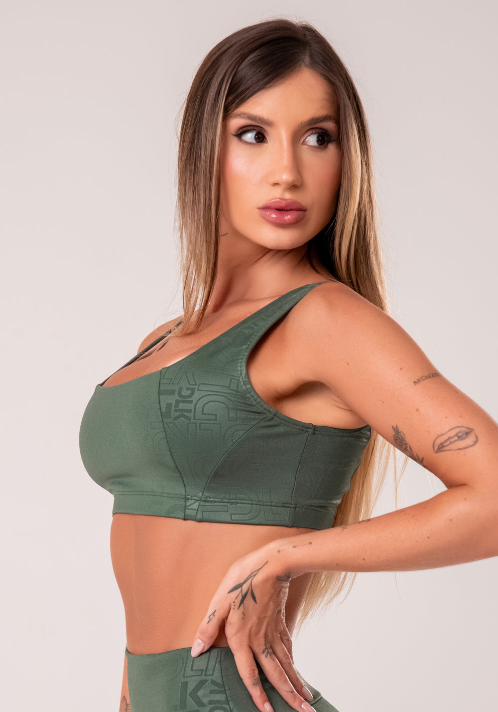 Top Fitness Feminino Verde Com Decote Quadrado Logomania Reflections Dlk