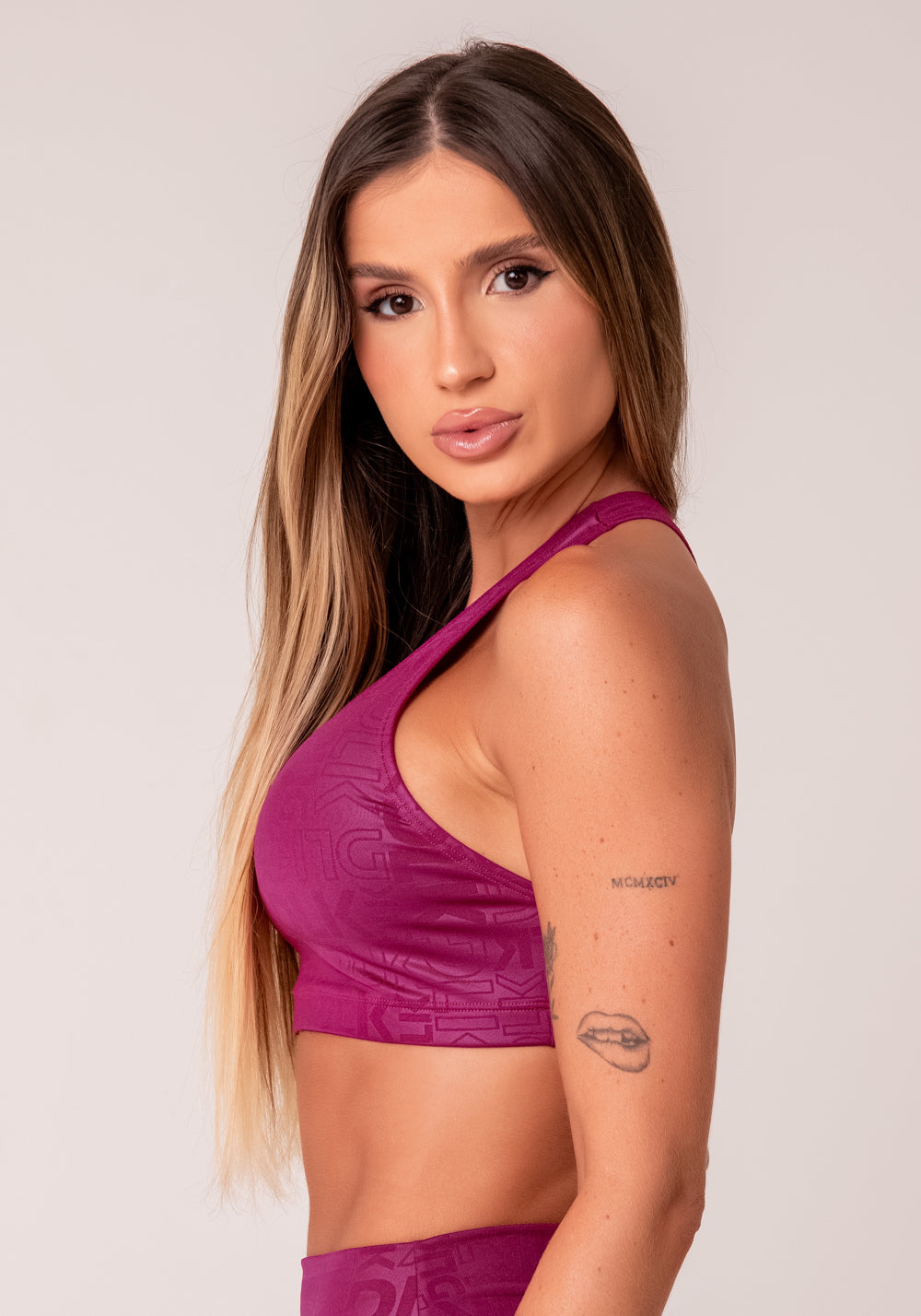 Top Fitness Feminino Nadador Vinho Logomania Reflections Dlk