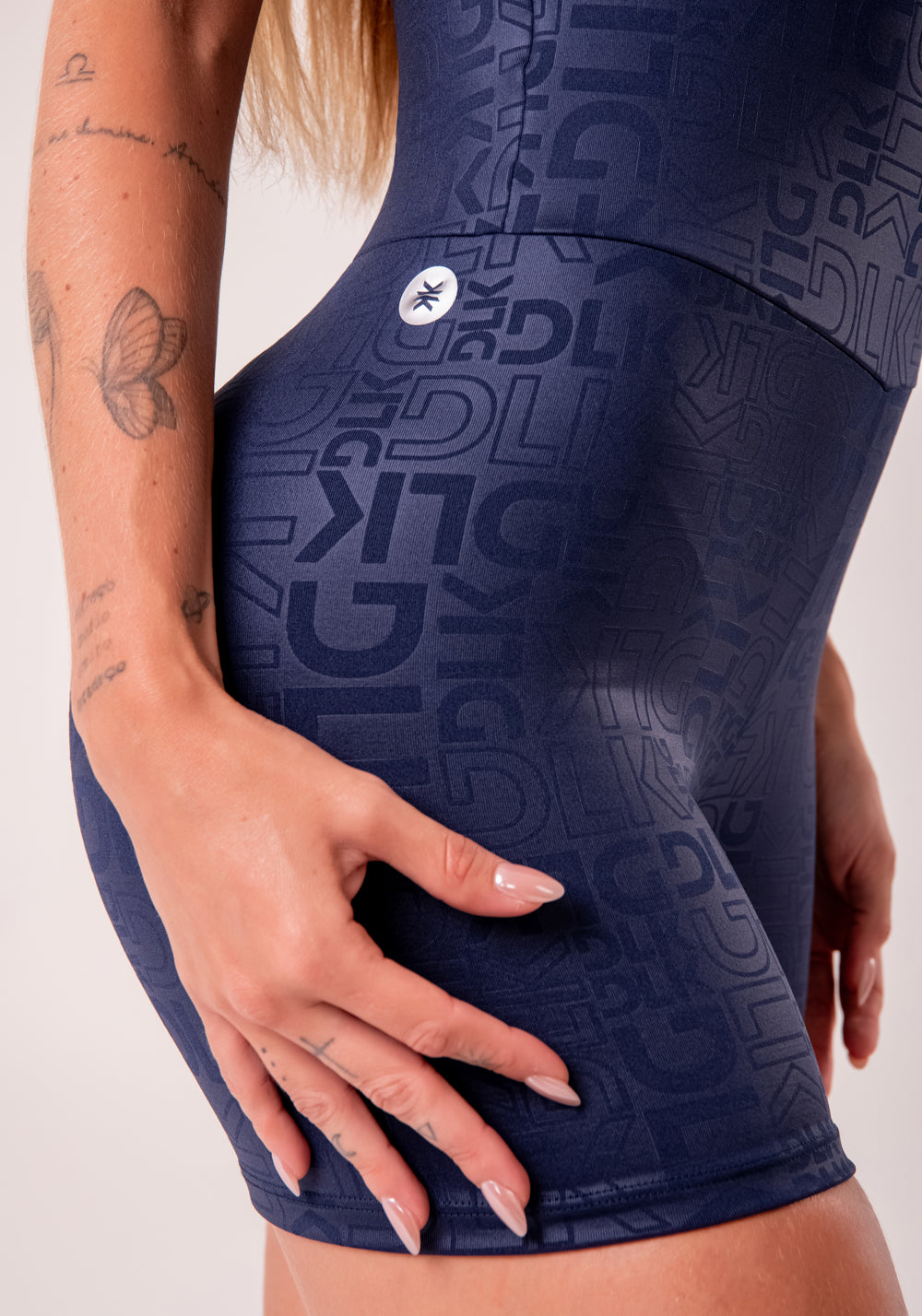 Macaquinho Fitness Feminino Azul Marinho Com Decote Quadrado Logomania Reflections Dlk