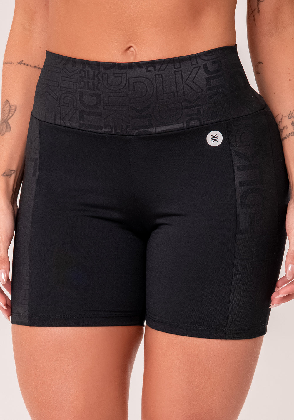 Bermuda Fitness Feminina Preto Com Recortes Logomania Reflections Dlk