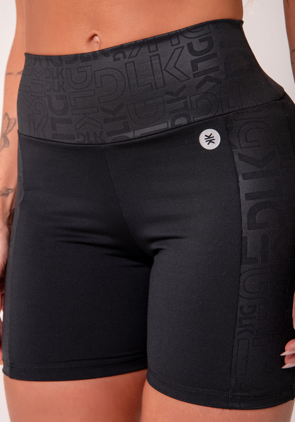 Bermuda Fitness Feminina Preto Com Recortes Logomania Reflections Dlk