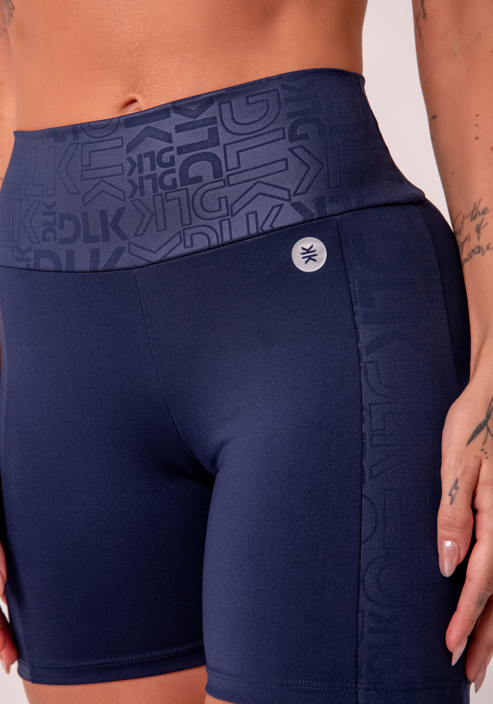 Bermuda Fitness Feminina Azul Marinho Com Recortes Logomania Reflections Dlk