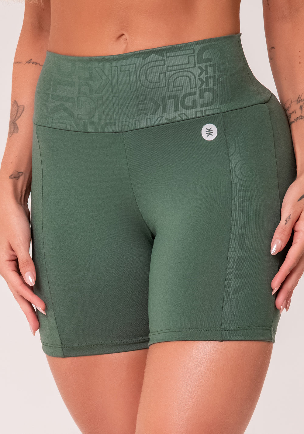 Bermuda Fitness Feminina Verde Com Recortes Logomania Reflections Dlk