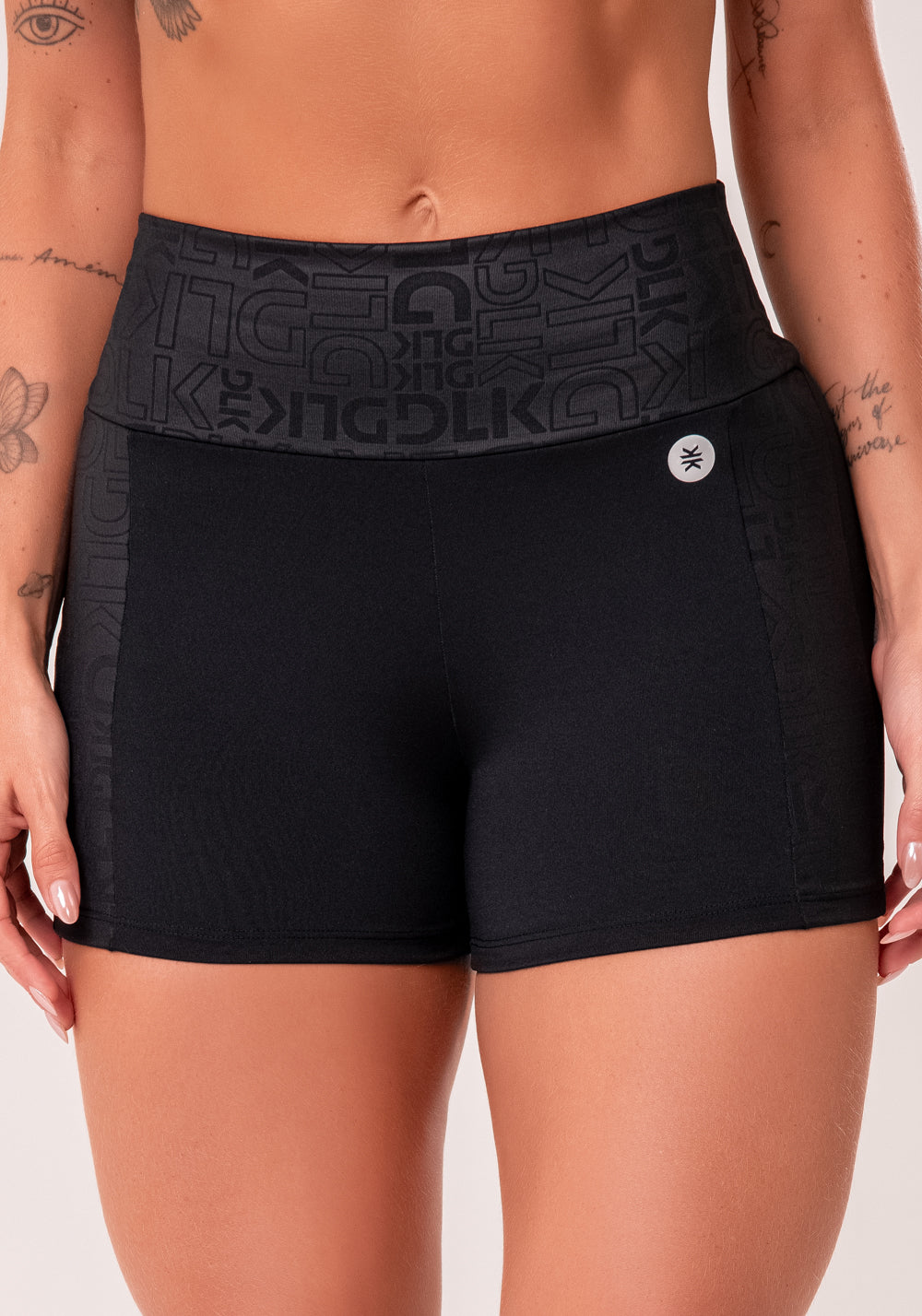 Short Fitness Feminino Preto Com Recortes Logomania Reflections Dlk