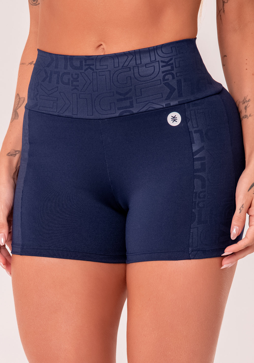 Short Fitness Feminino Azul Marinho Com Recortes Logomania Reflections Dlk