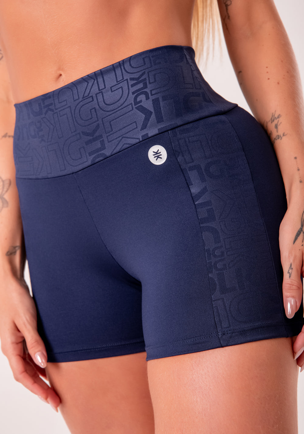 Short Fitness Feminino Azul Marinho Com Recortes Logomania Reflections Dlk