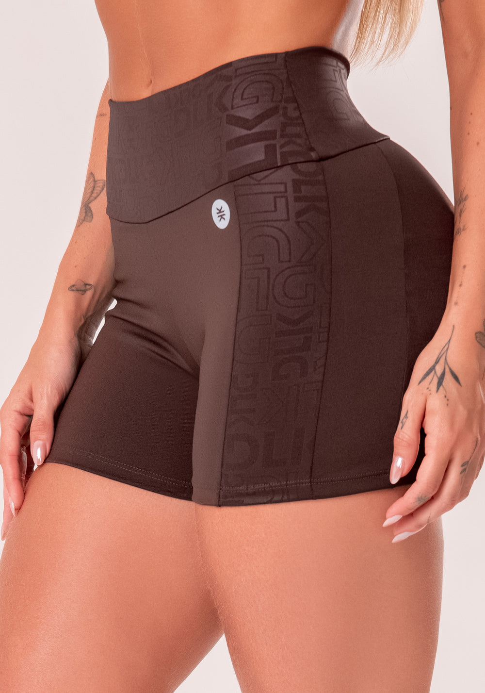 Short Fitness Feminino Marrom Com Recortes Logomania Reflections Dlk