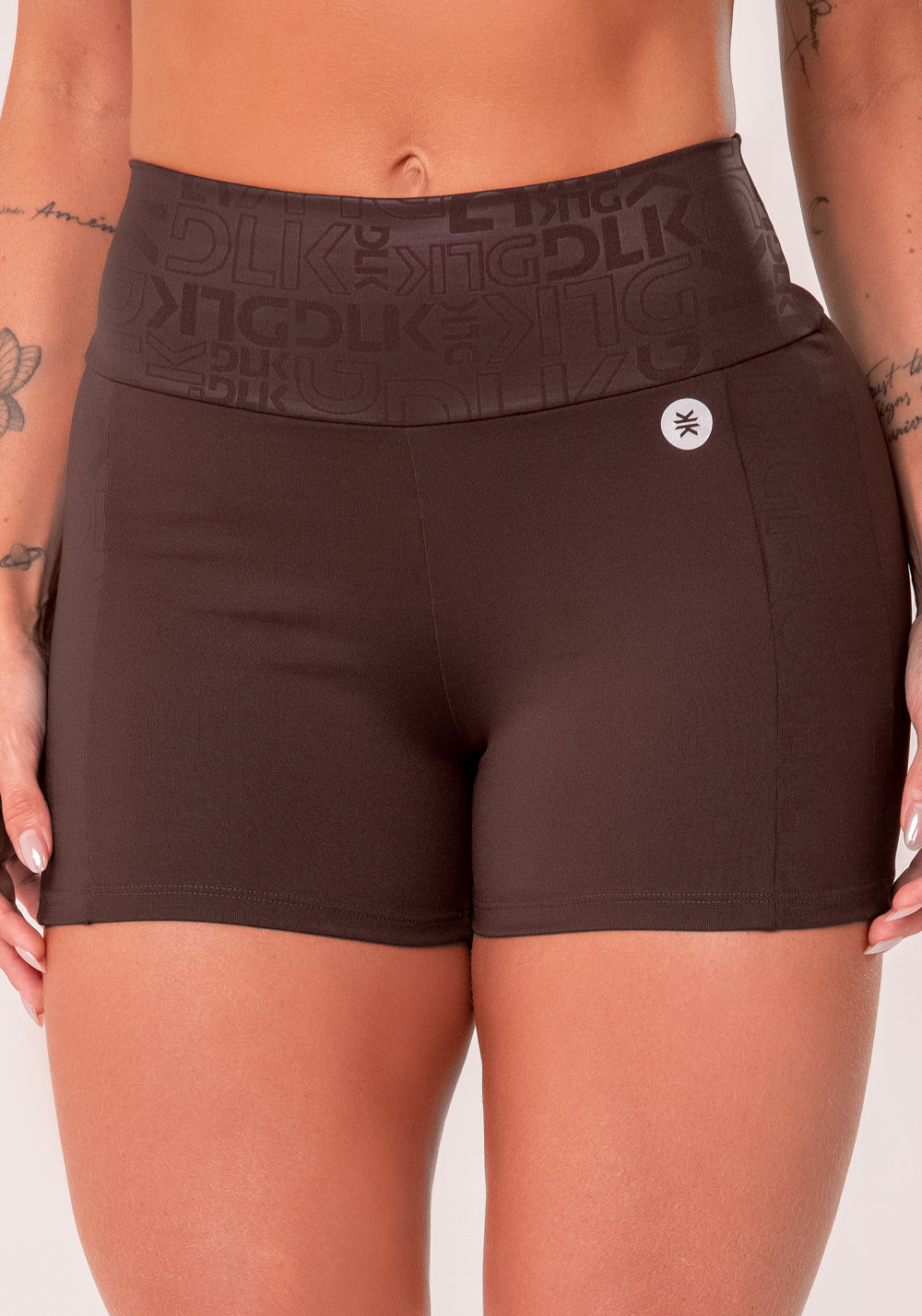 Short Fitness Feminino Marrom Com Recortes Logomania Reflections Dlk